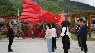 武功山大江边村 无边光景一时新