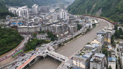 四川雅安地震救援平稳有序