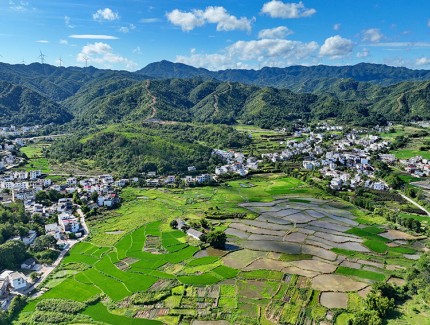 天蓝地绿乡村美