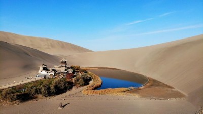 秋色润鸣沙 月泉景如画