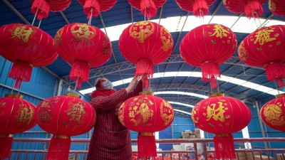 赶制灯笼迎新年