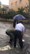 暴雨中，他们坚守在防汛一线